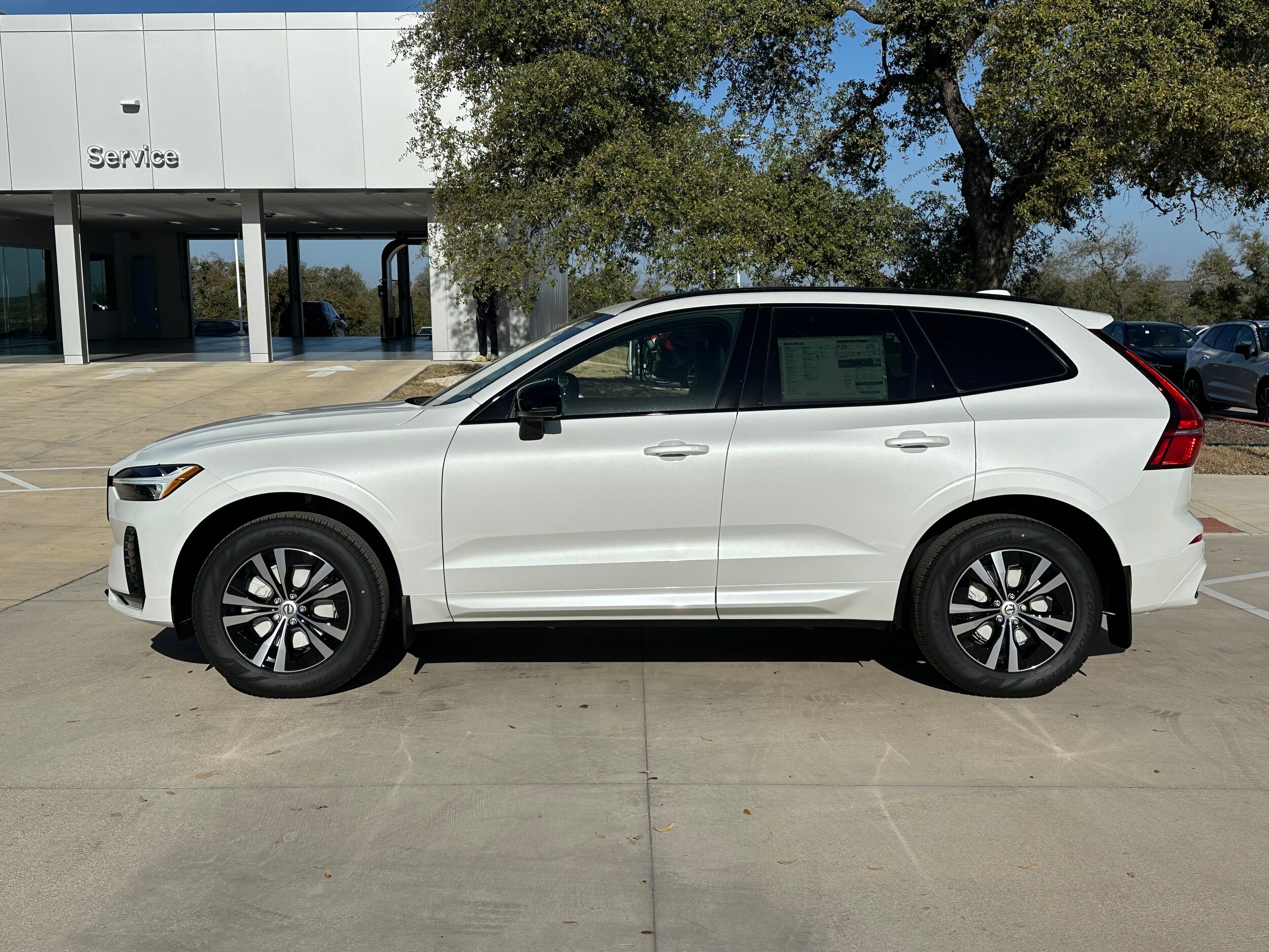 2025 Volvo XC60 B5 Core photo 3