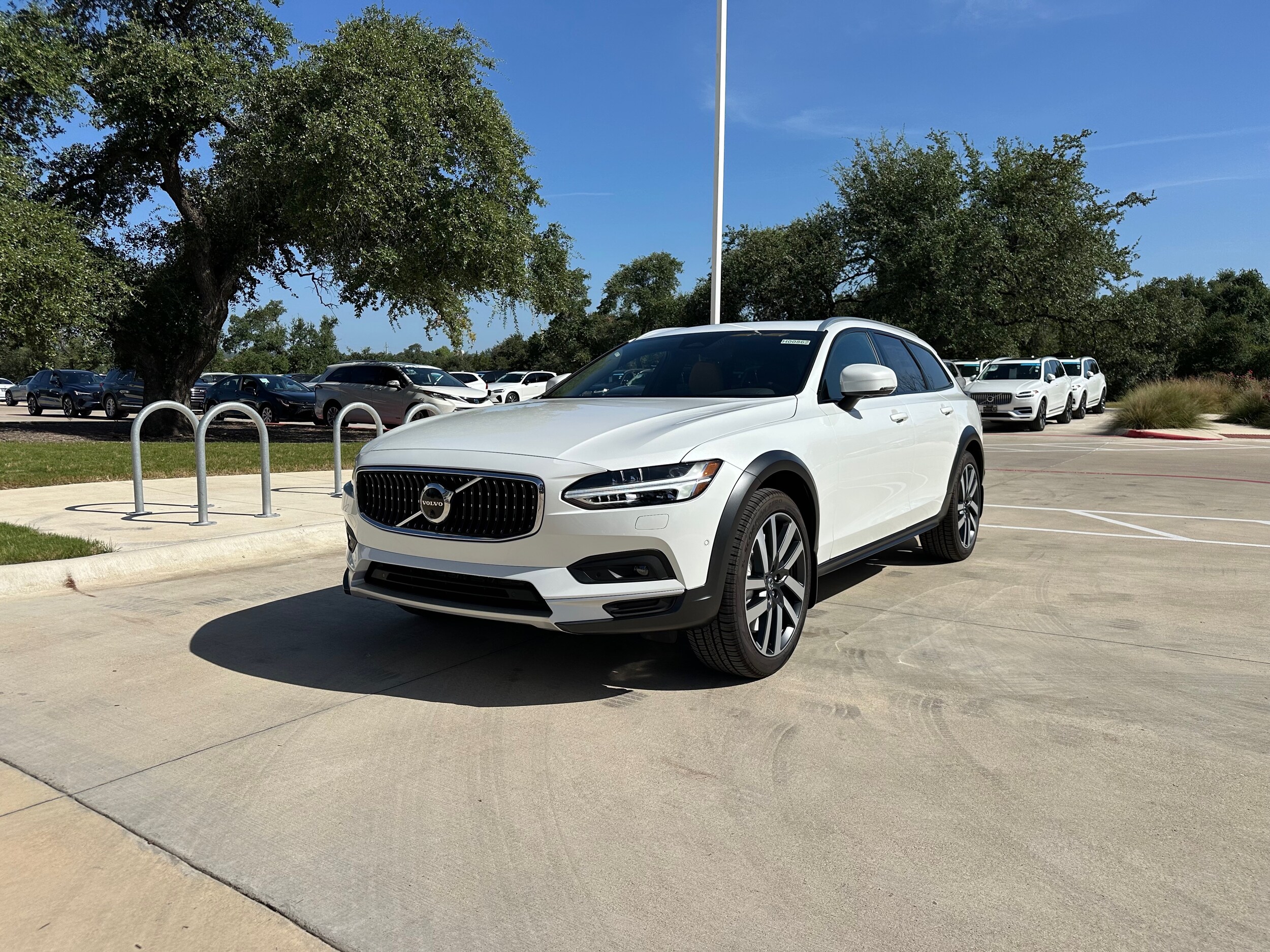 2026 Volvo V90 Cross Country B6 photo 2