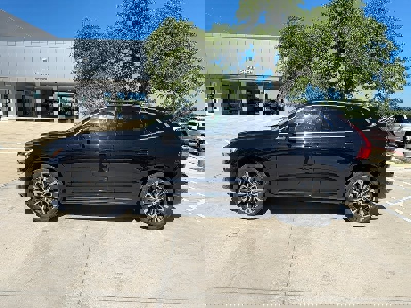2022 Volvo XC60 B5 Momentum photo 3
