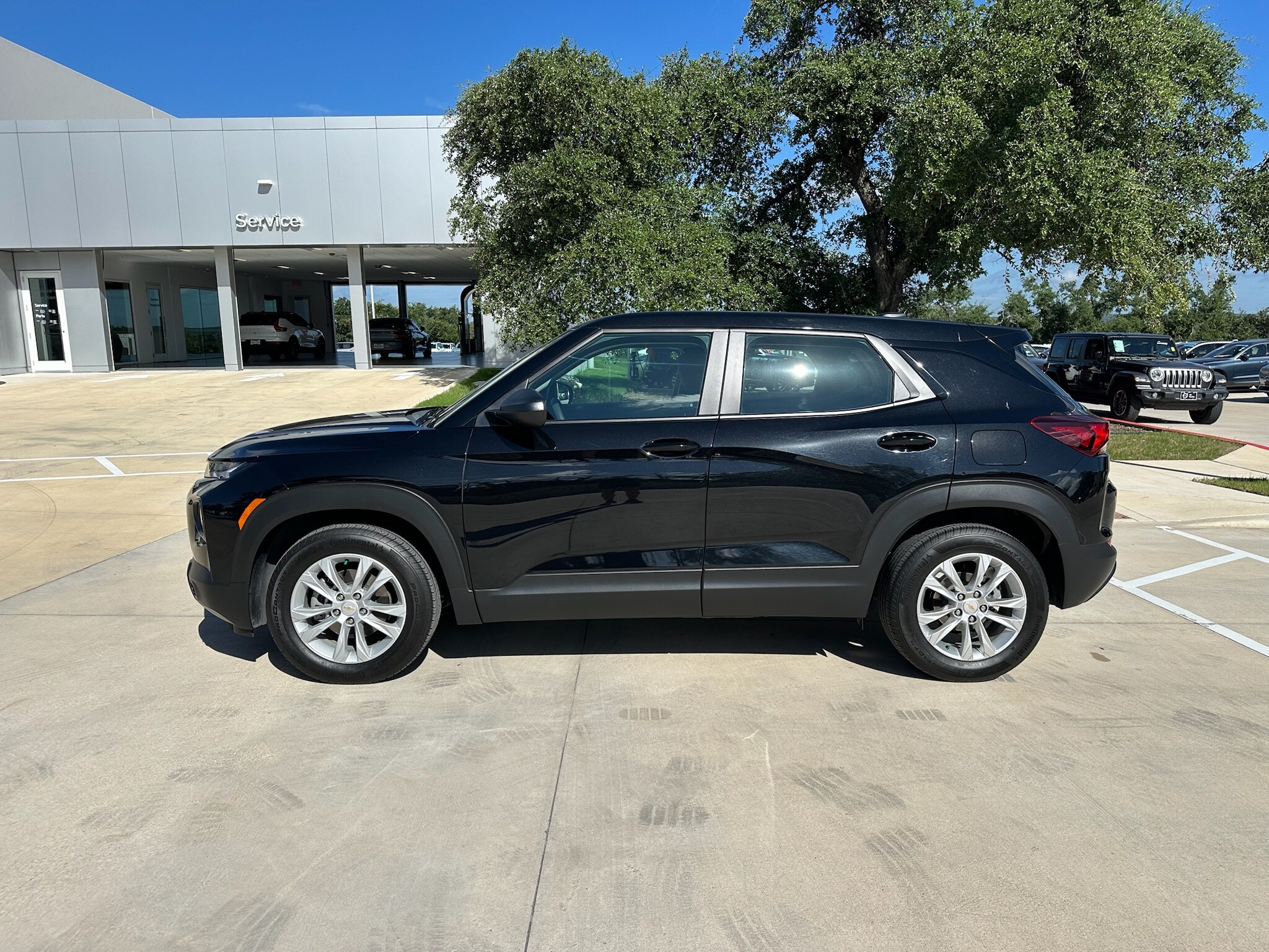 2023 Chevrolet Trailblazer LS photo 2