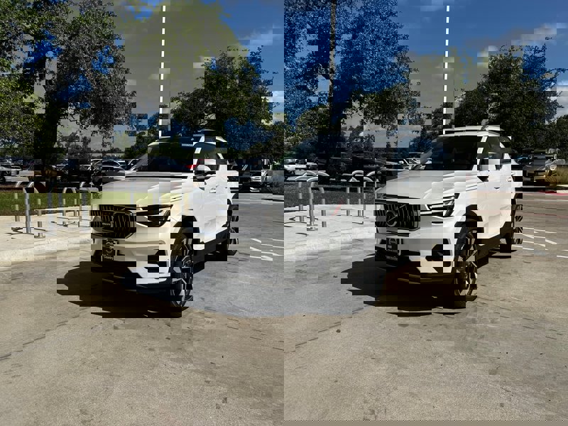 2025 Volvo XC40 Plus photo 2