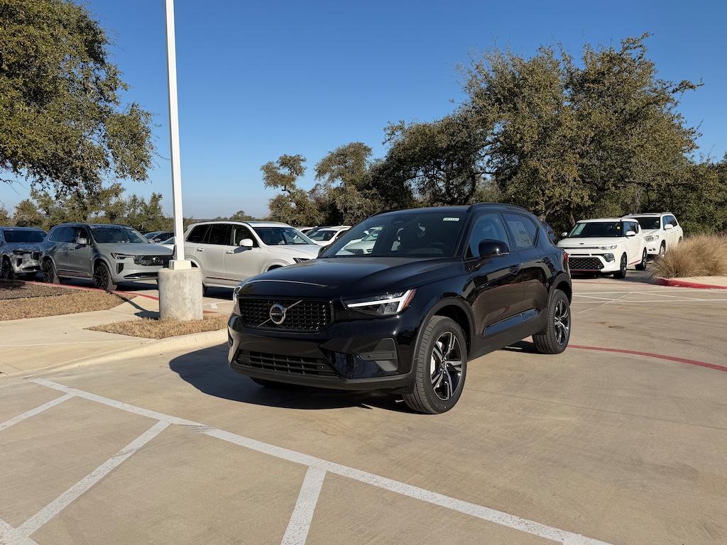 New 2026 Volvo XC40 B5 Core SUV