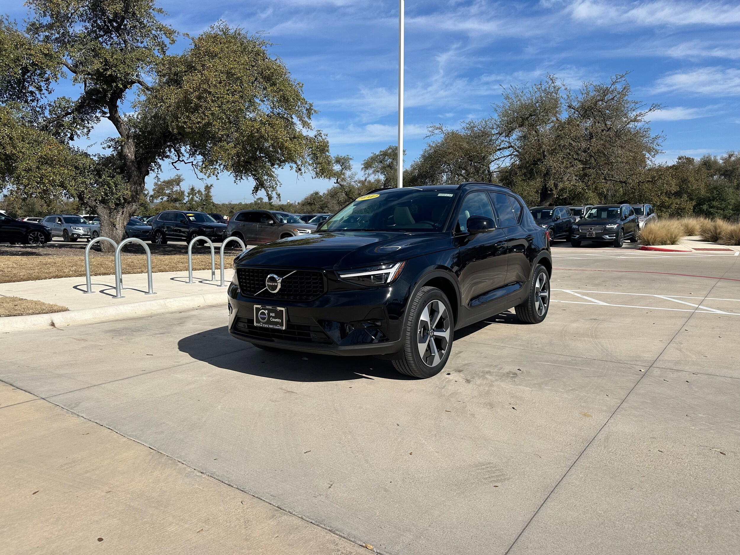 2025 Volvo XC40 Plus photo 2