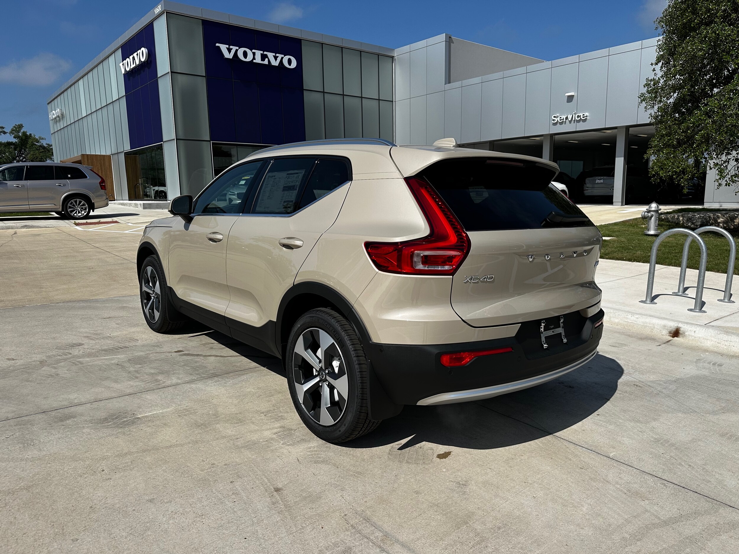 2025 Volvo XC40 Plus photo 4