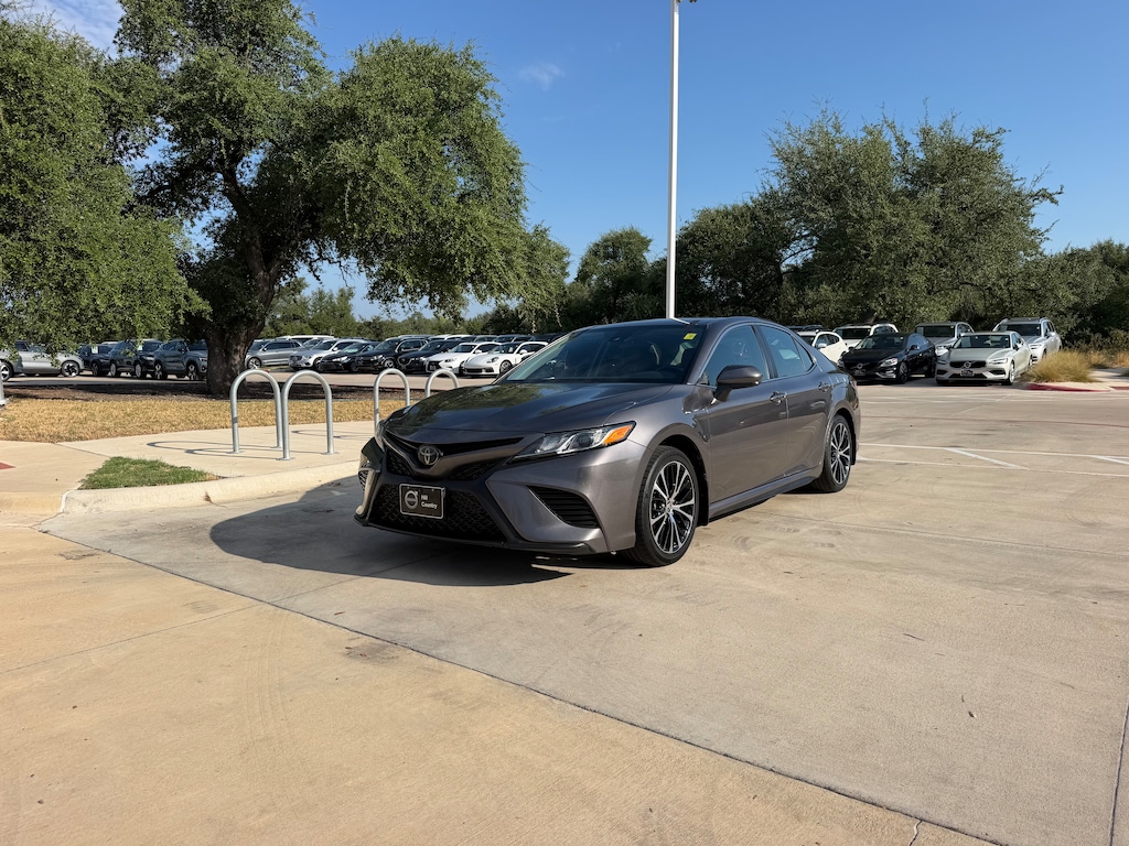 Used 2020 Toyota Camry SE Sedan