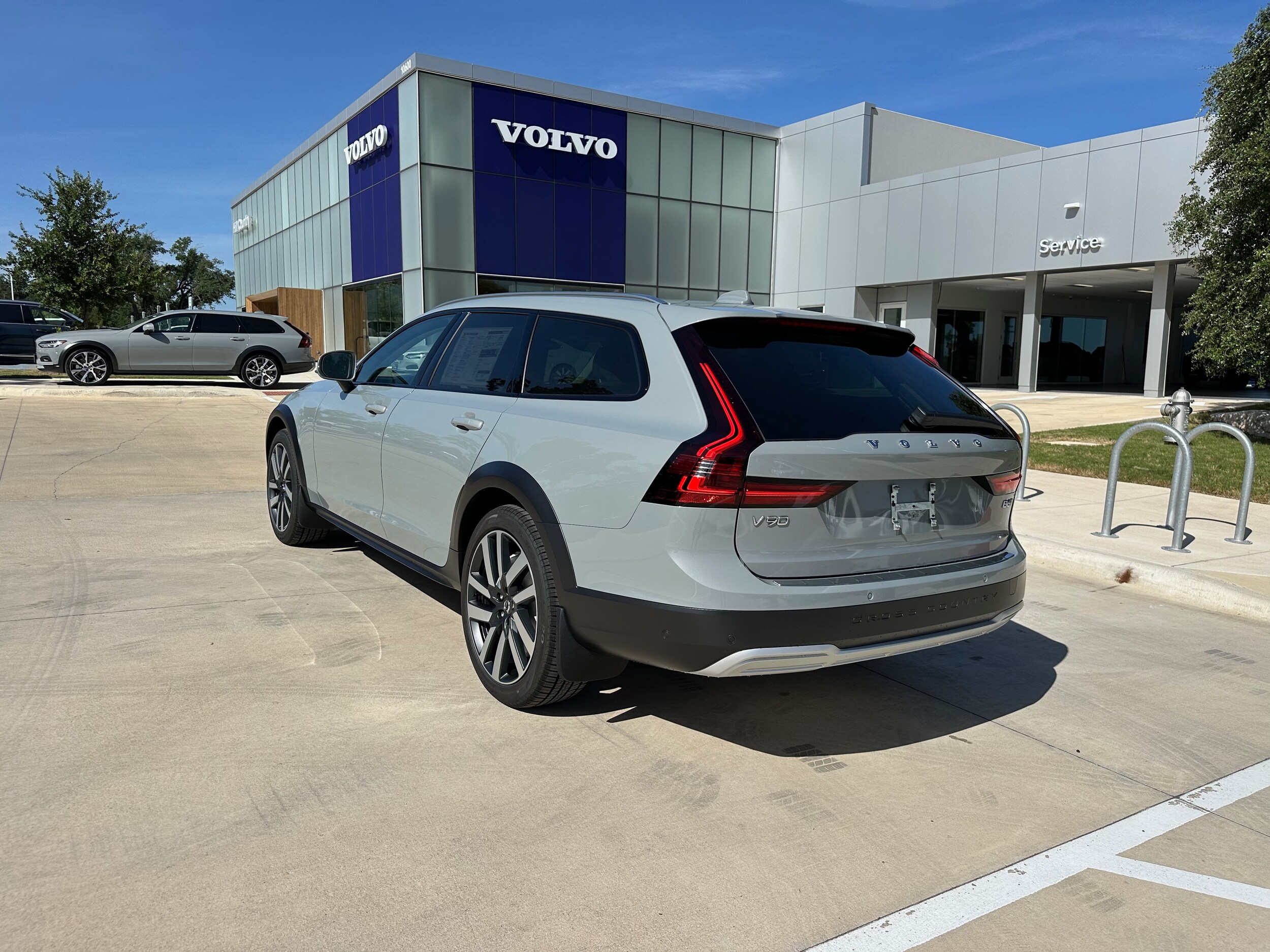 2026 Volvo V90 Cross Country B6 photo 2