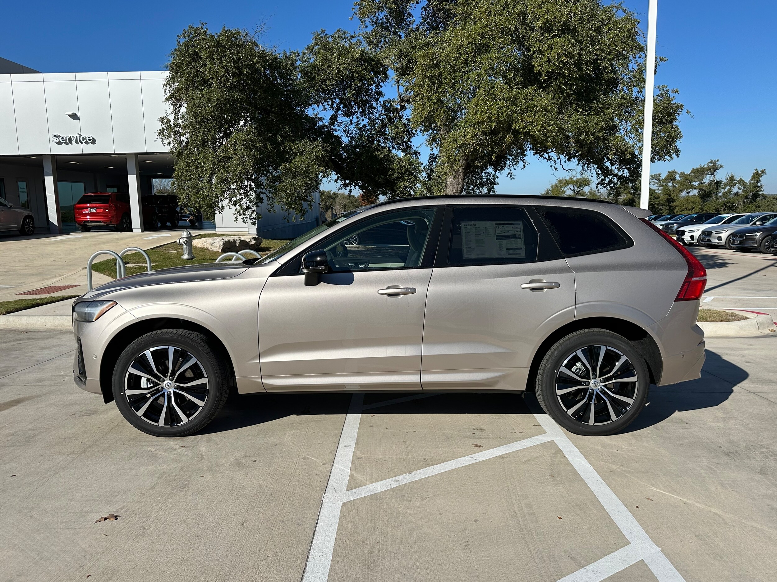 2025 Volvo XC60 B5 Plus photo 3