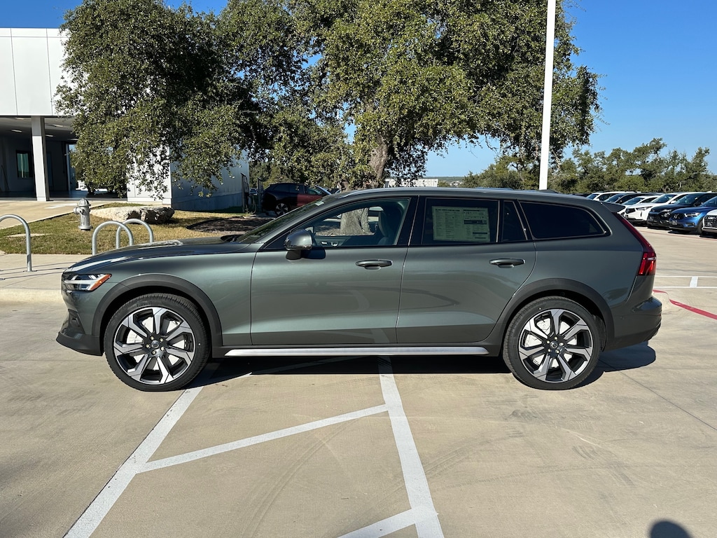 New 2026 Volvo V60 Cross Country B5 Ultra Wagon