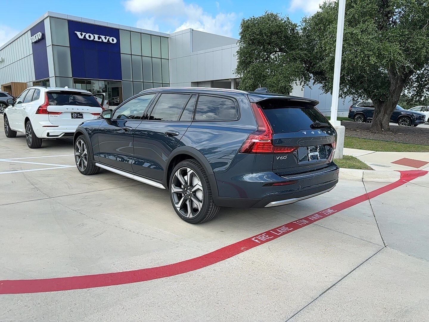 2026 Volvo V60 Cross Country B5 photo 2