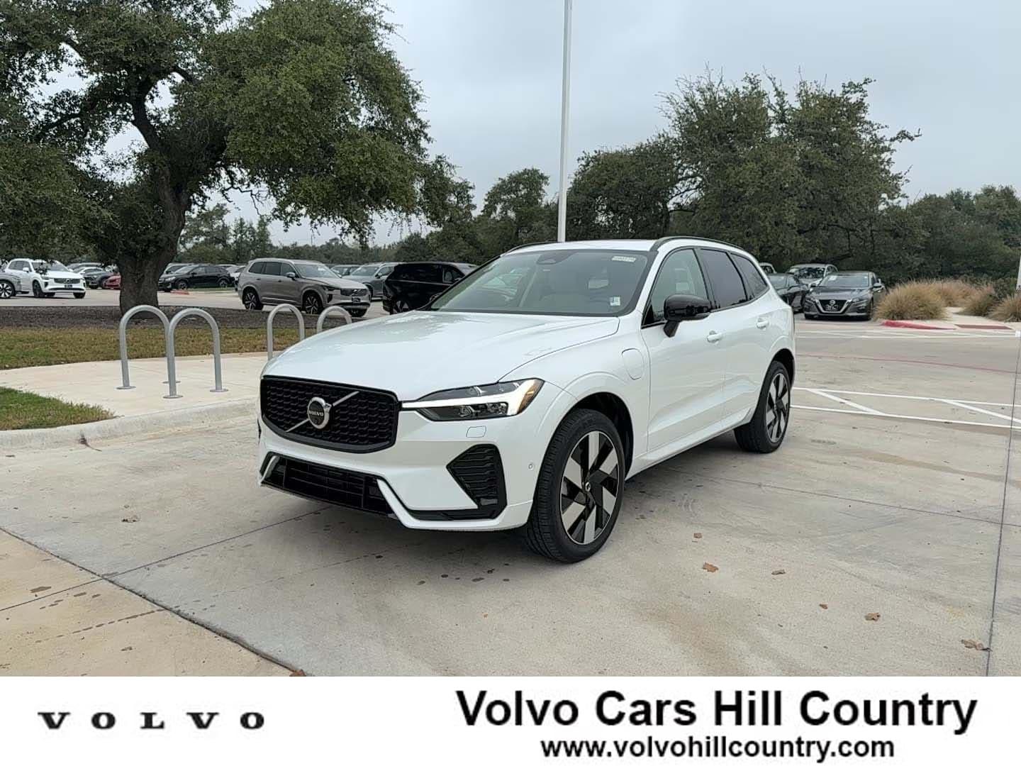 2025 Volvo XC60 Plus's photo