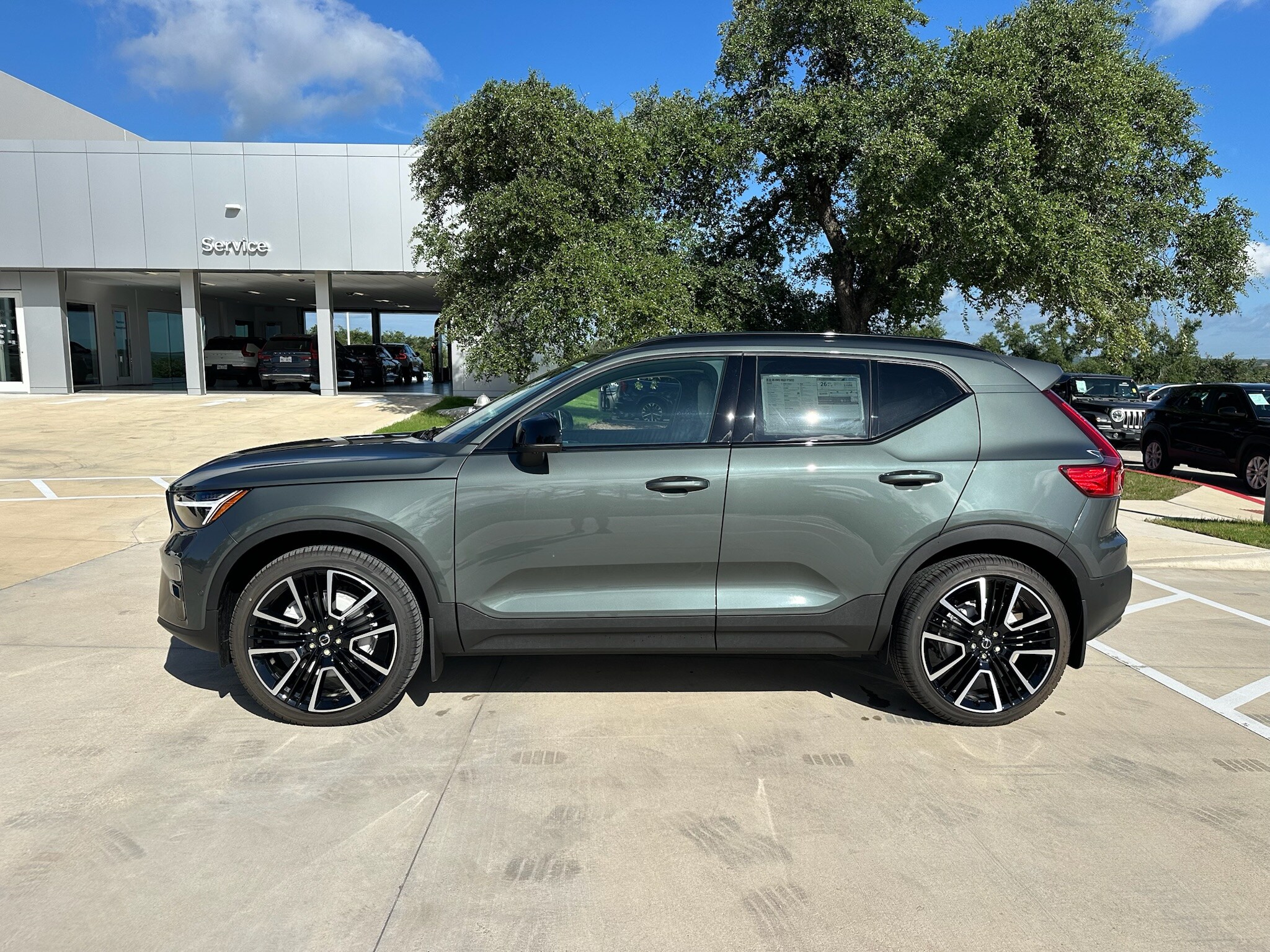 2026 Volvo XC40 photo 2