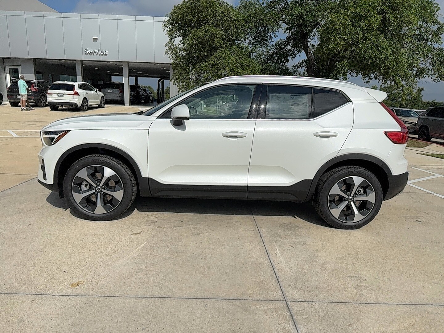 2025 Volvo XC40 Core photo 3