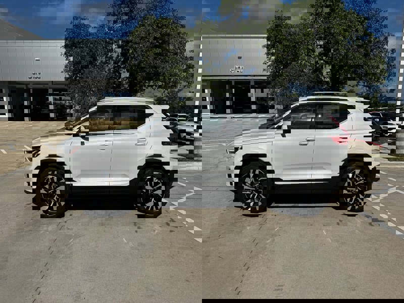 2025 Volvo XC40 Plus photo 3