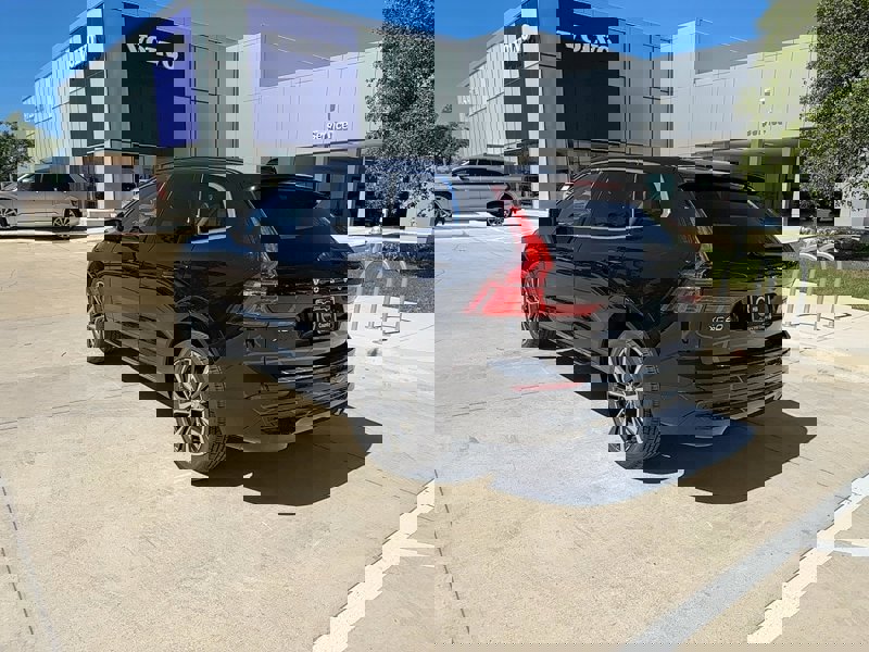 2022 Volvo XC60 B5 Momentum photo 4
