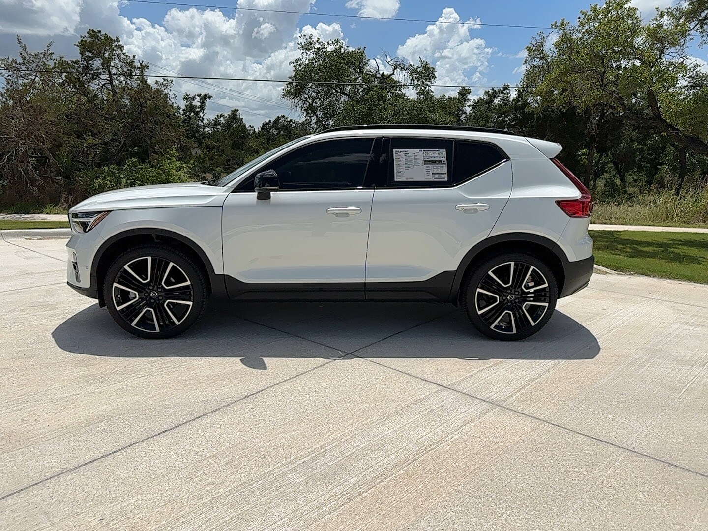 2024 Volvo XC40 Ultimate photo 3