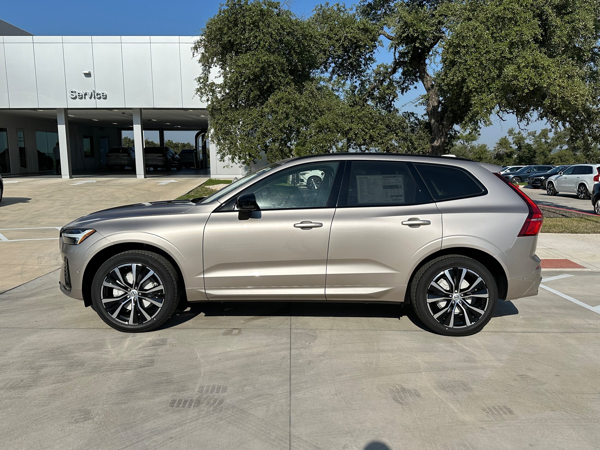 2025 Volvo XC60 B5 Plus photo 2