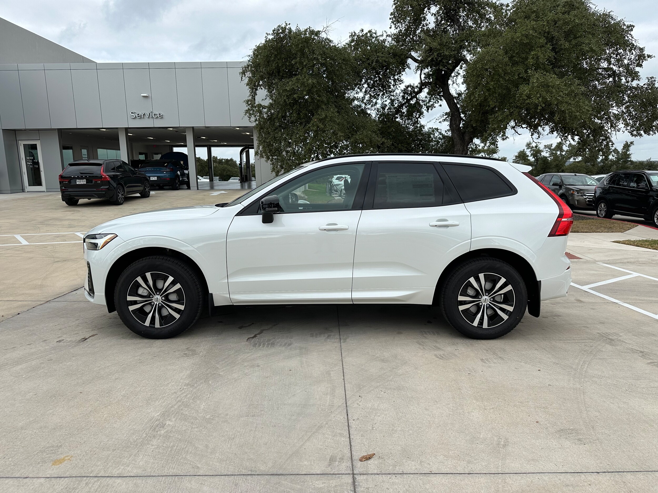 2025 Volvo XC60 B5 Core photo 3