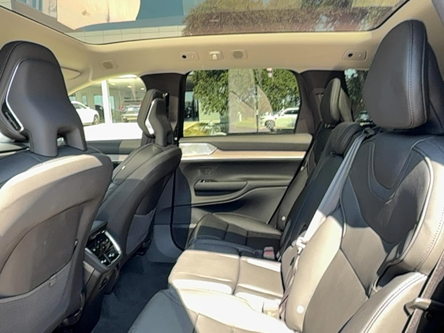 2025 Volvo EX90 Ultra - Photo 15