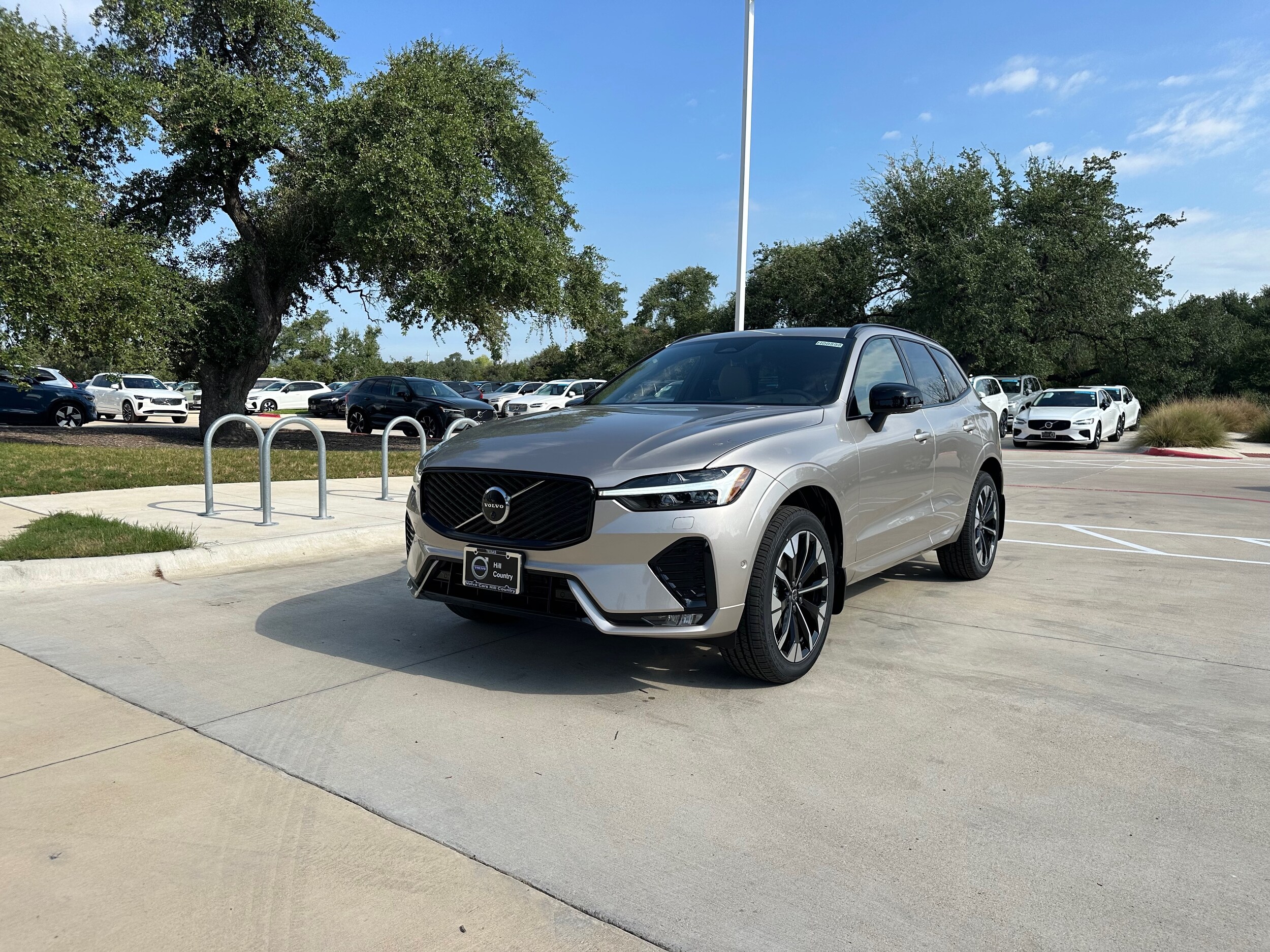 2026 Volvo XC60 B5 Plus photo 2