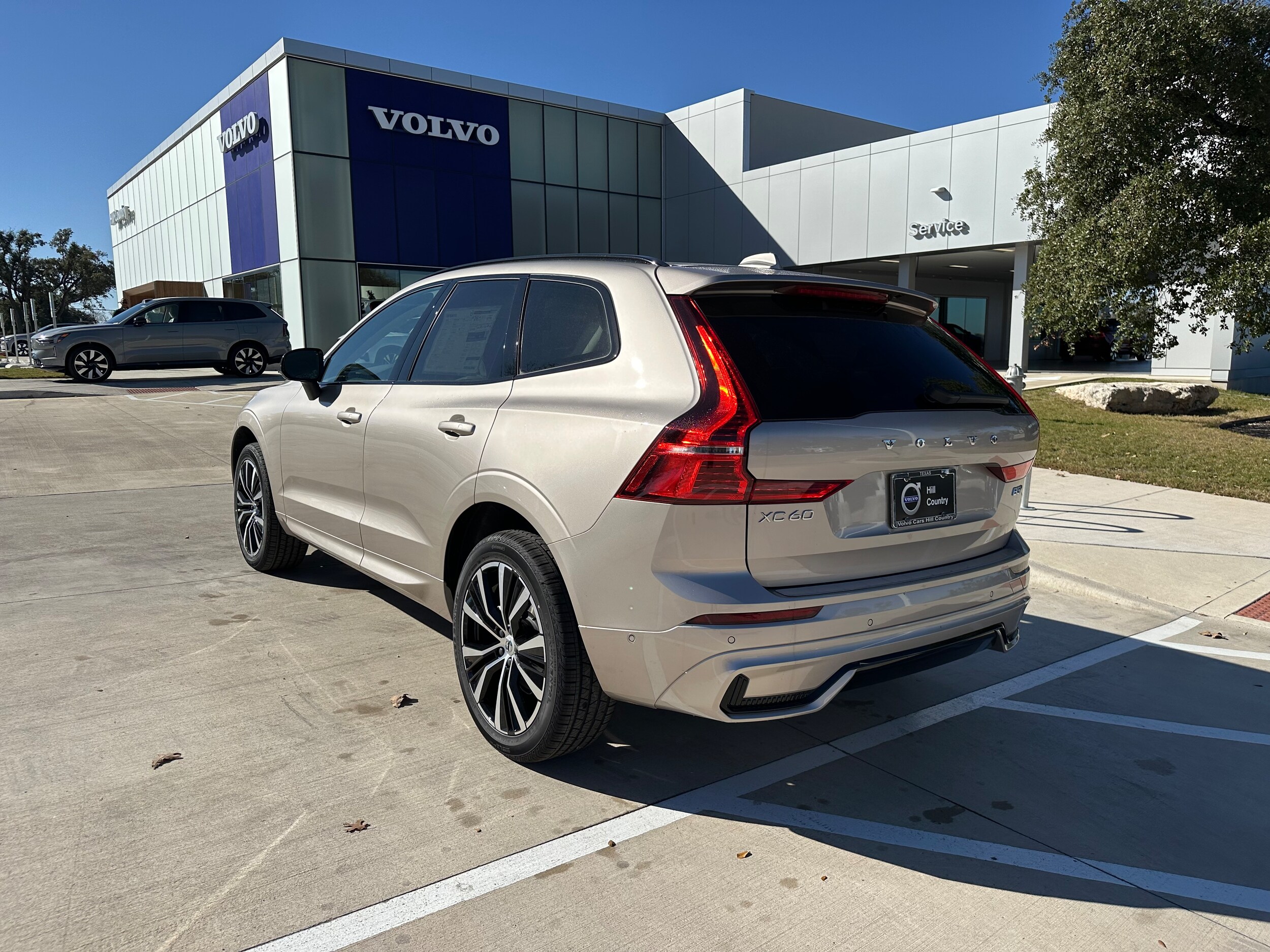 2025 Volvo XC60 B5 Plus photo 3