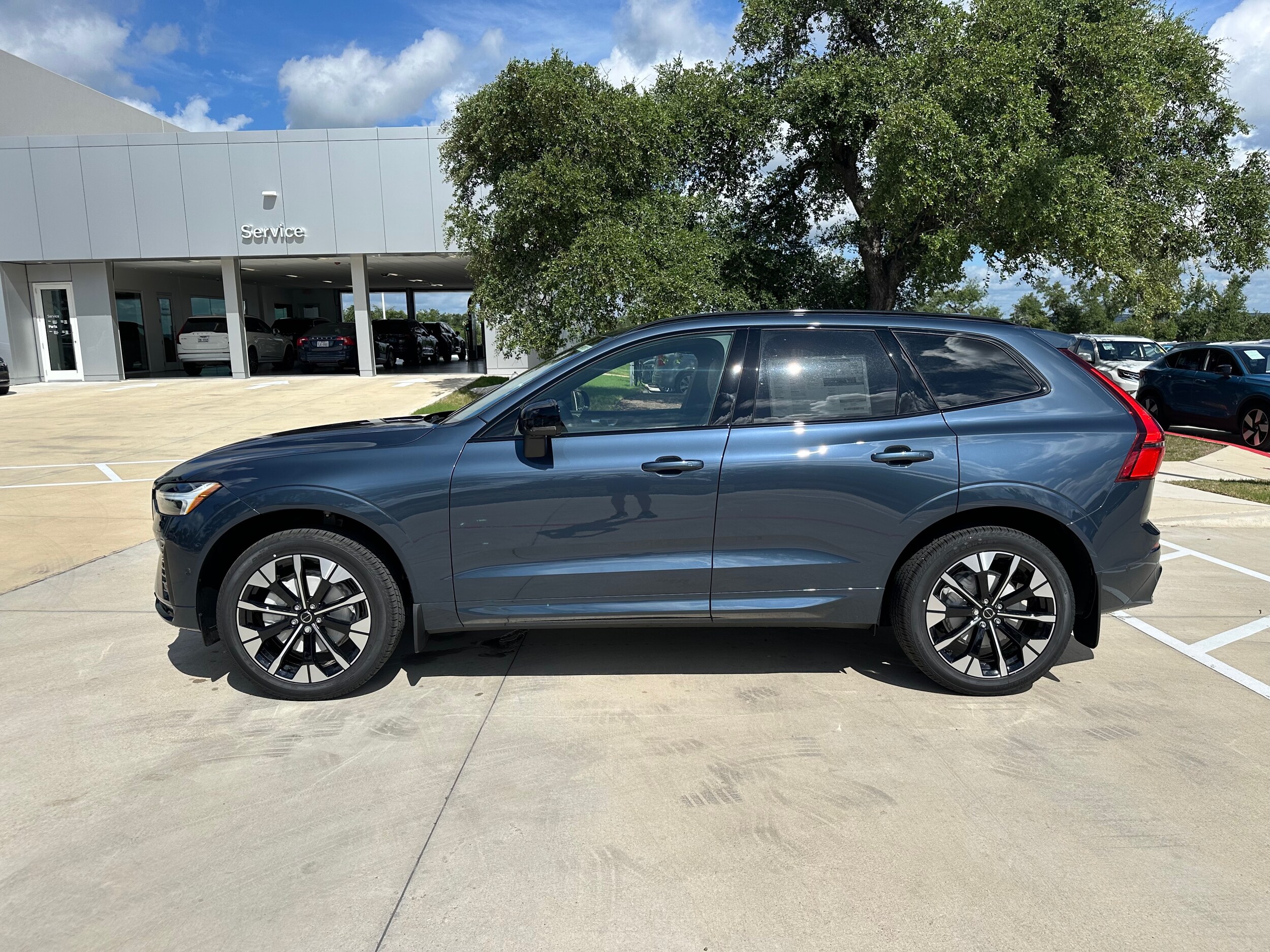 2026 Volvo XC60 B5 Plus photo 2