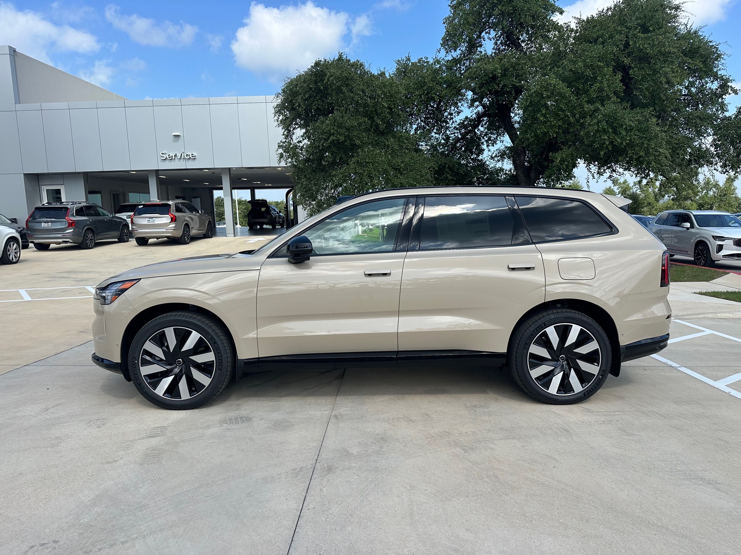 2025 Volvo EX90 Twin Motor Performance Plus photo 2