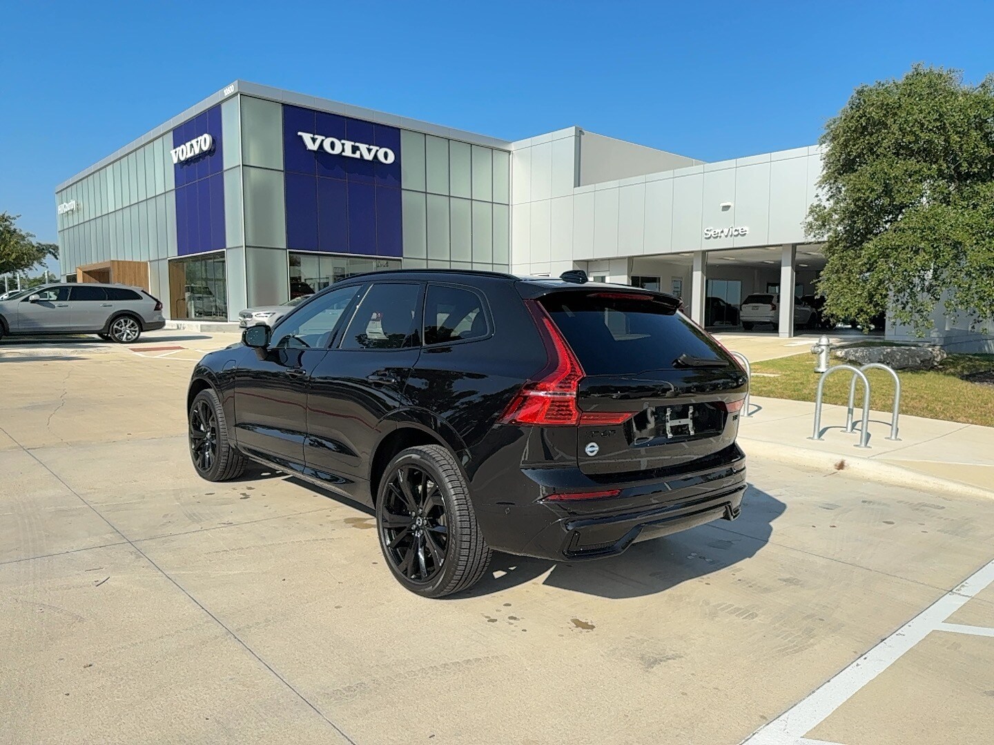 2025 Volvo XC60 T8 Black Edition photo 3