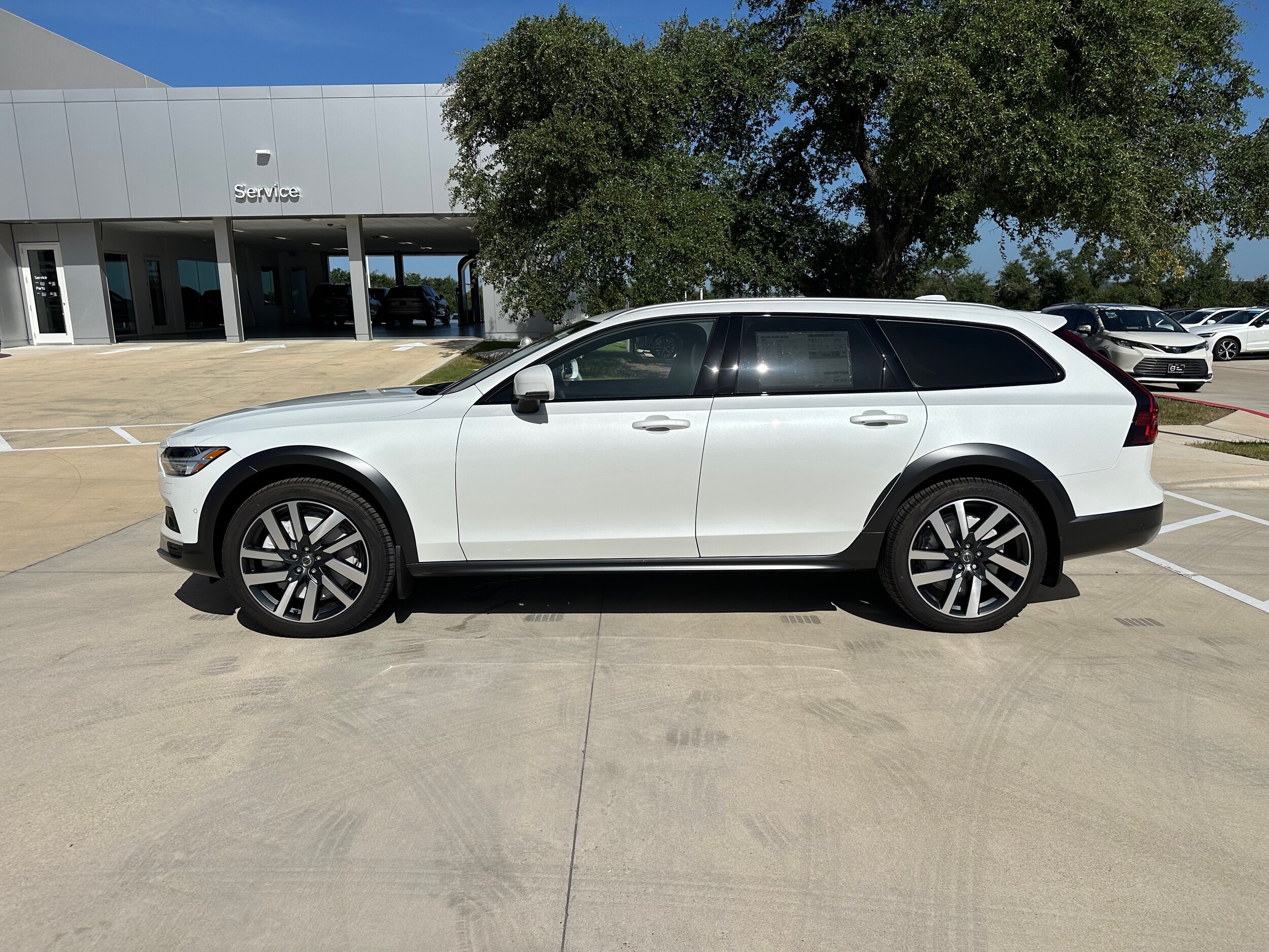 2026 Volvo V90 Cross Country B6 photo 3