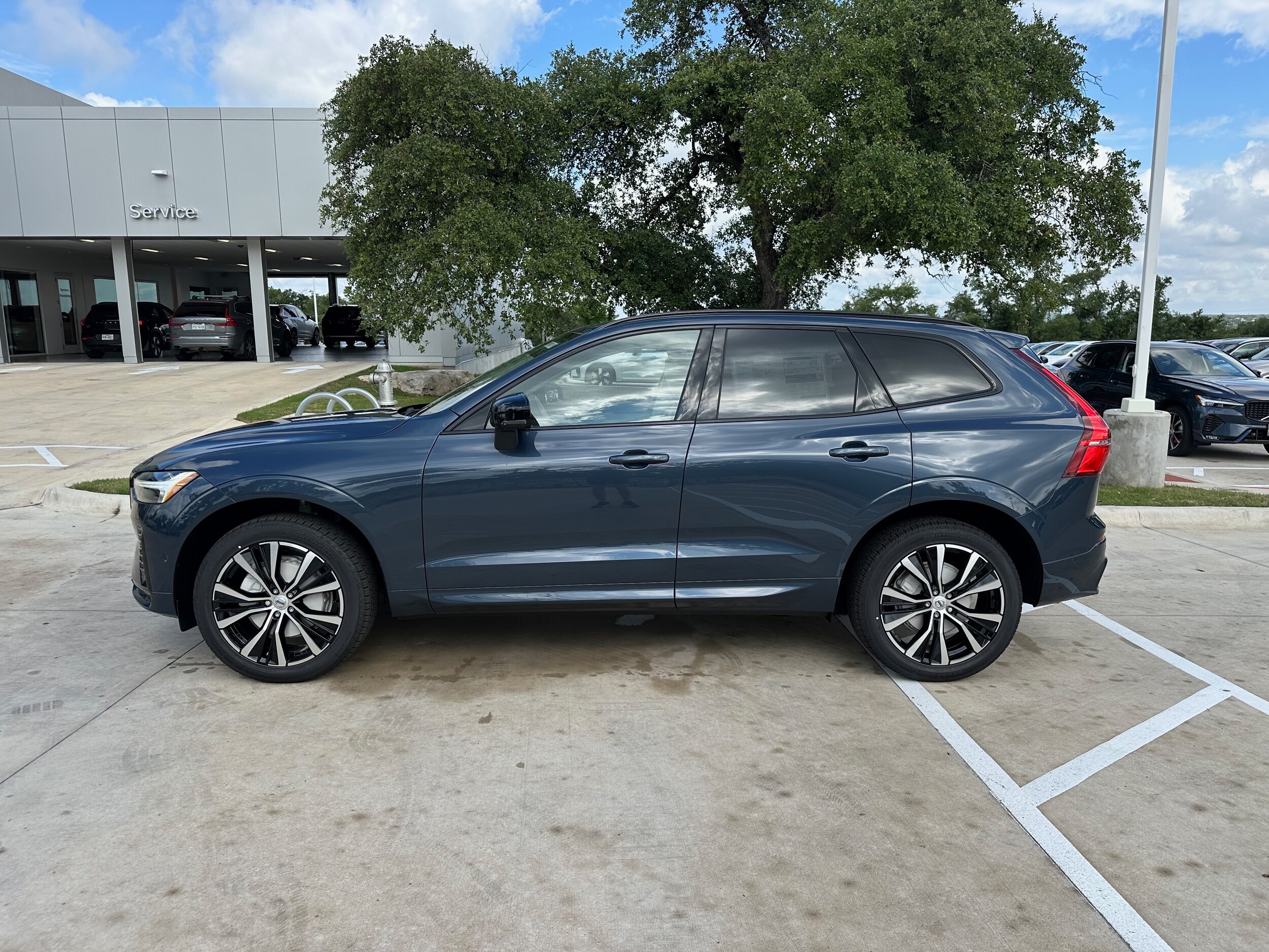 2025 Volvo XC60 B5 Plus photo 2