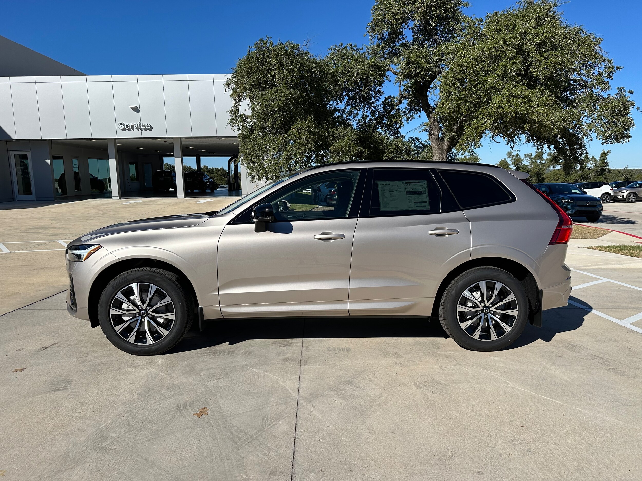 2025 Volvo XC60 B5 Core photo 3