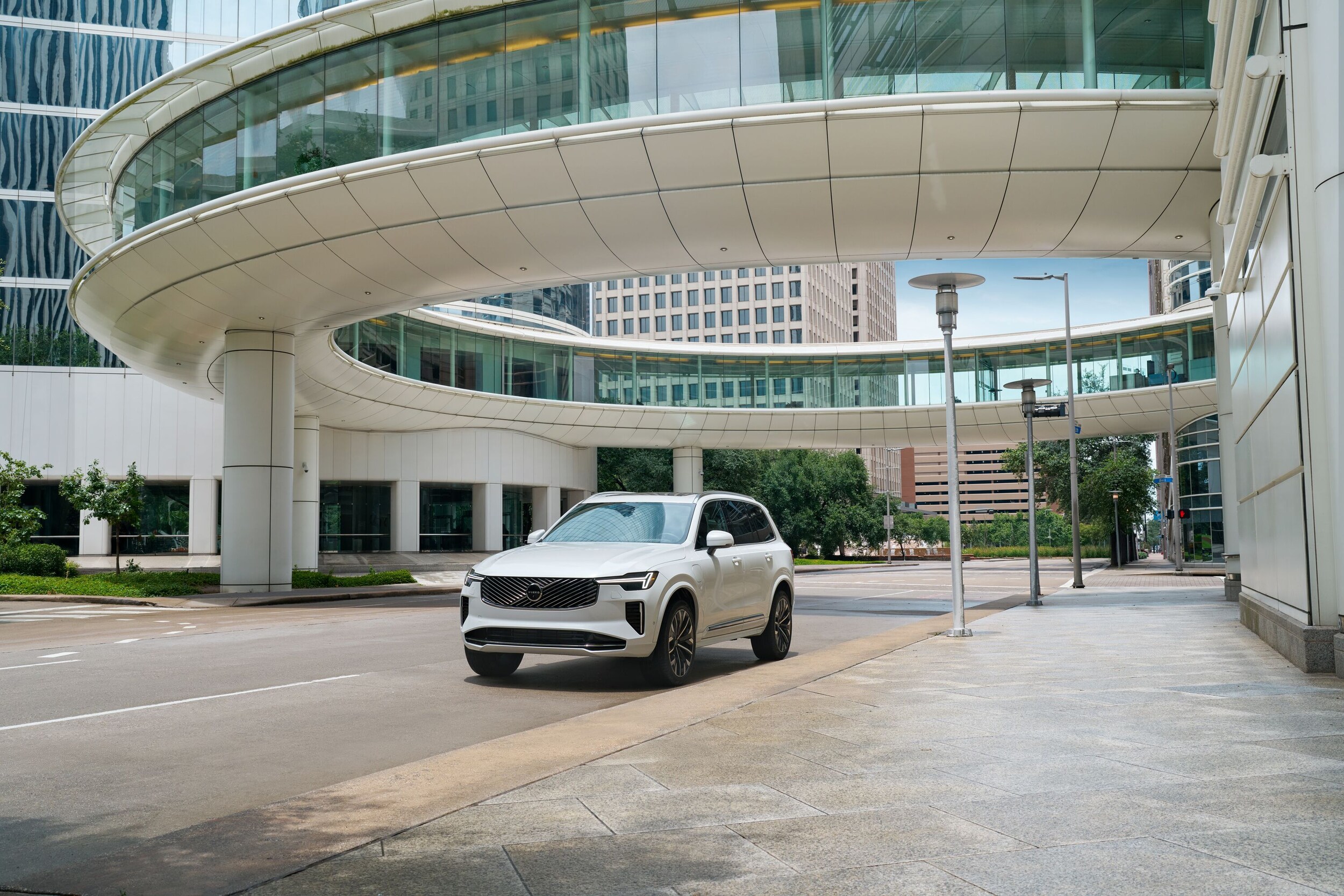 JPG%20Medium-Houston_MY25.5_XC90_ChevronStreet1_7195_def1.jpg