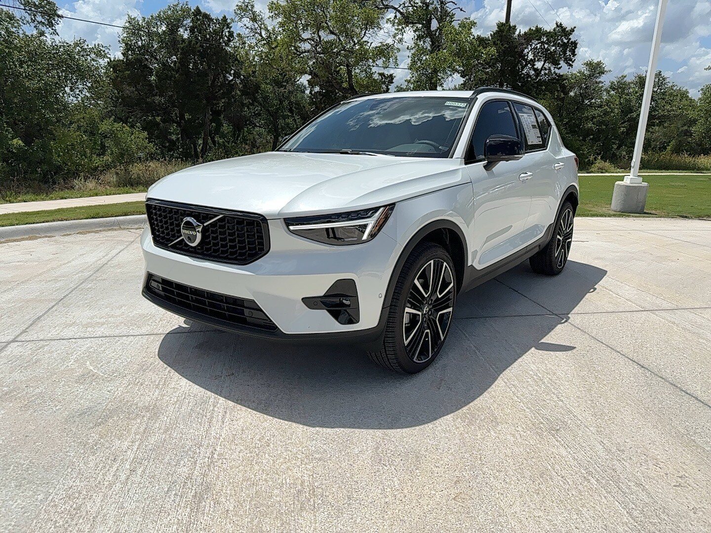 2024 Volvo XC40 Ultimate photo 2