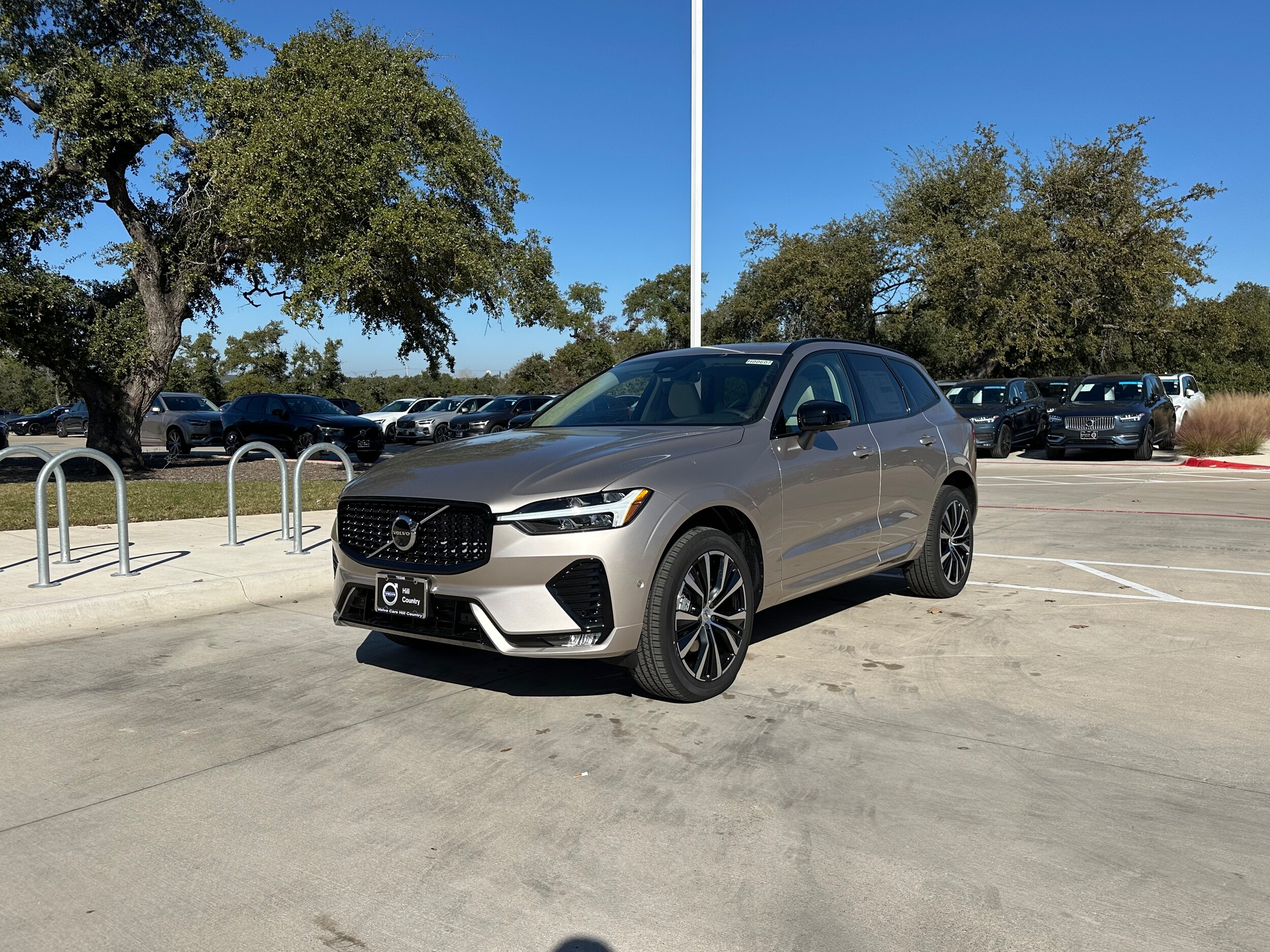 2025 Volvo XC60 B5 Plus photo 2