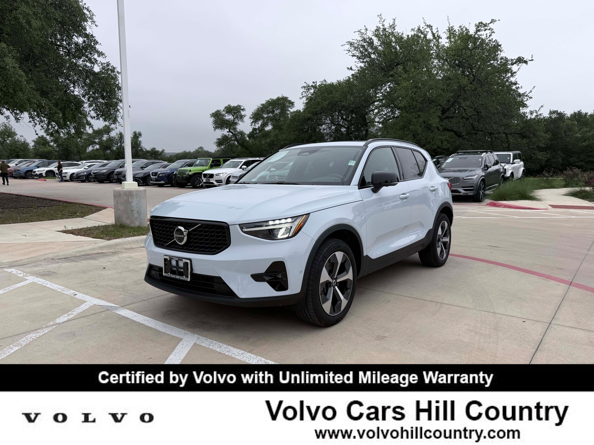 2025 Volvo XC40 B5 Plus Dark AWD's photo
