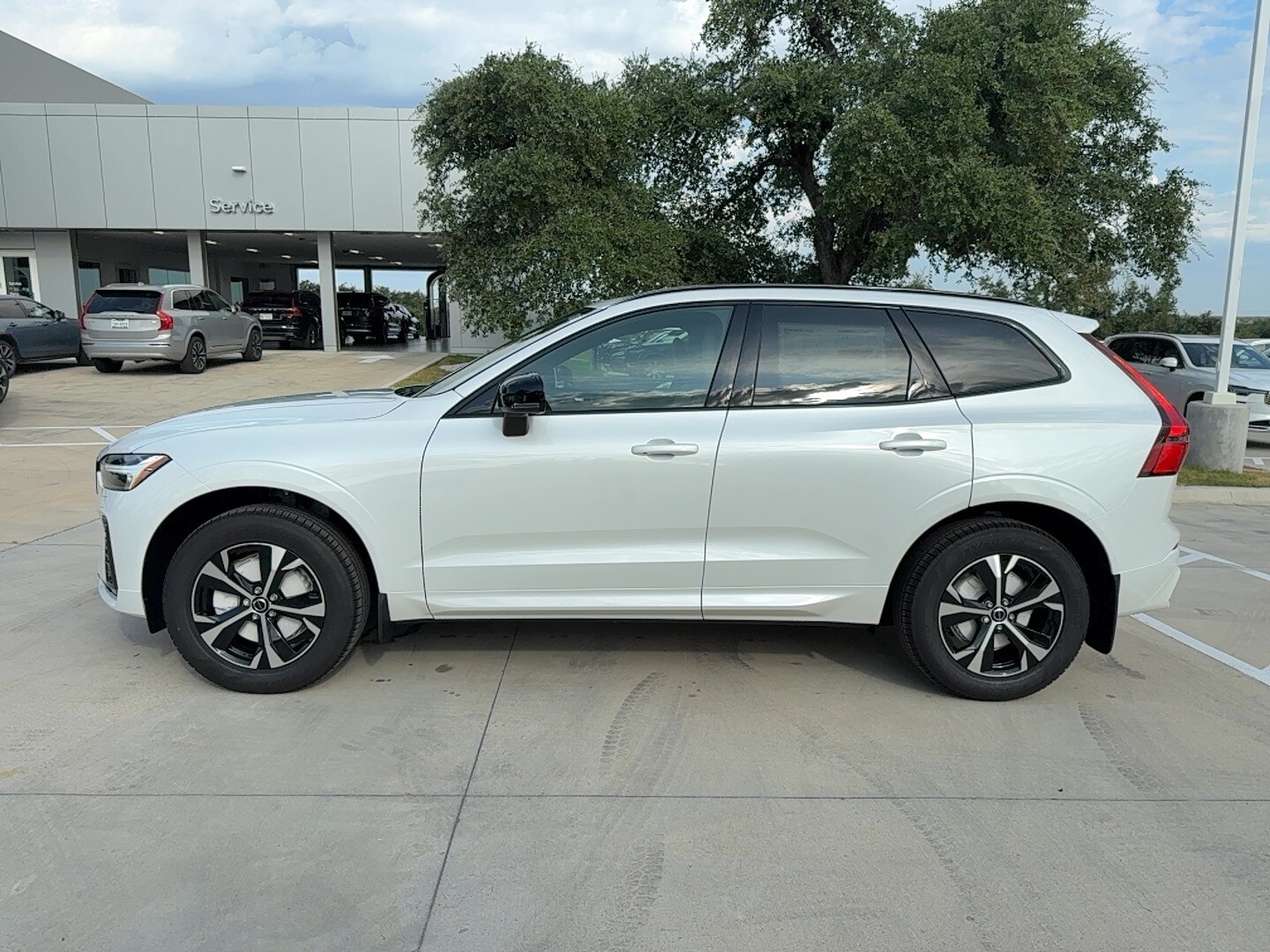 2026 Volvo XC60 B5 Core photo 2