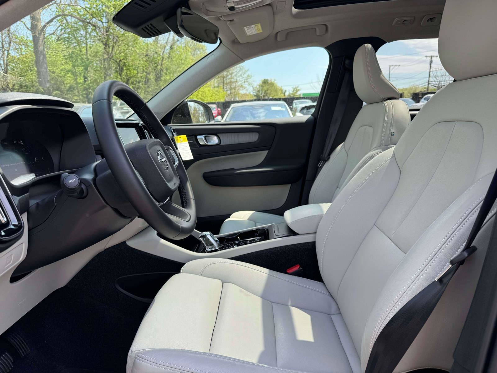 2026 Volvo XC40 Plus - Photo 14