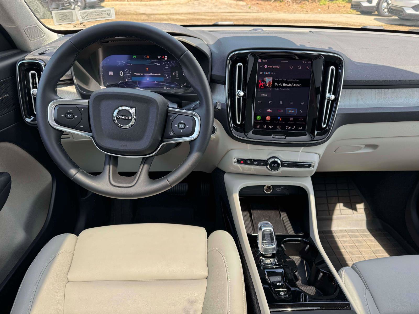 2026 Volvo XC40 Plus - Photo 18