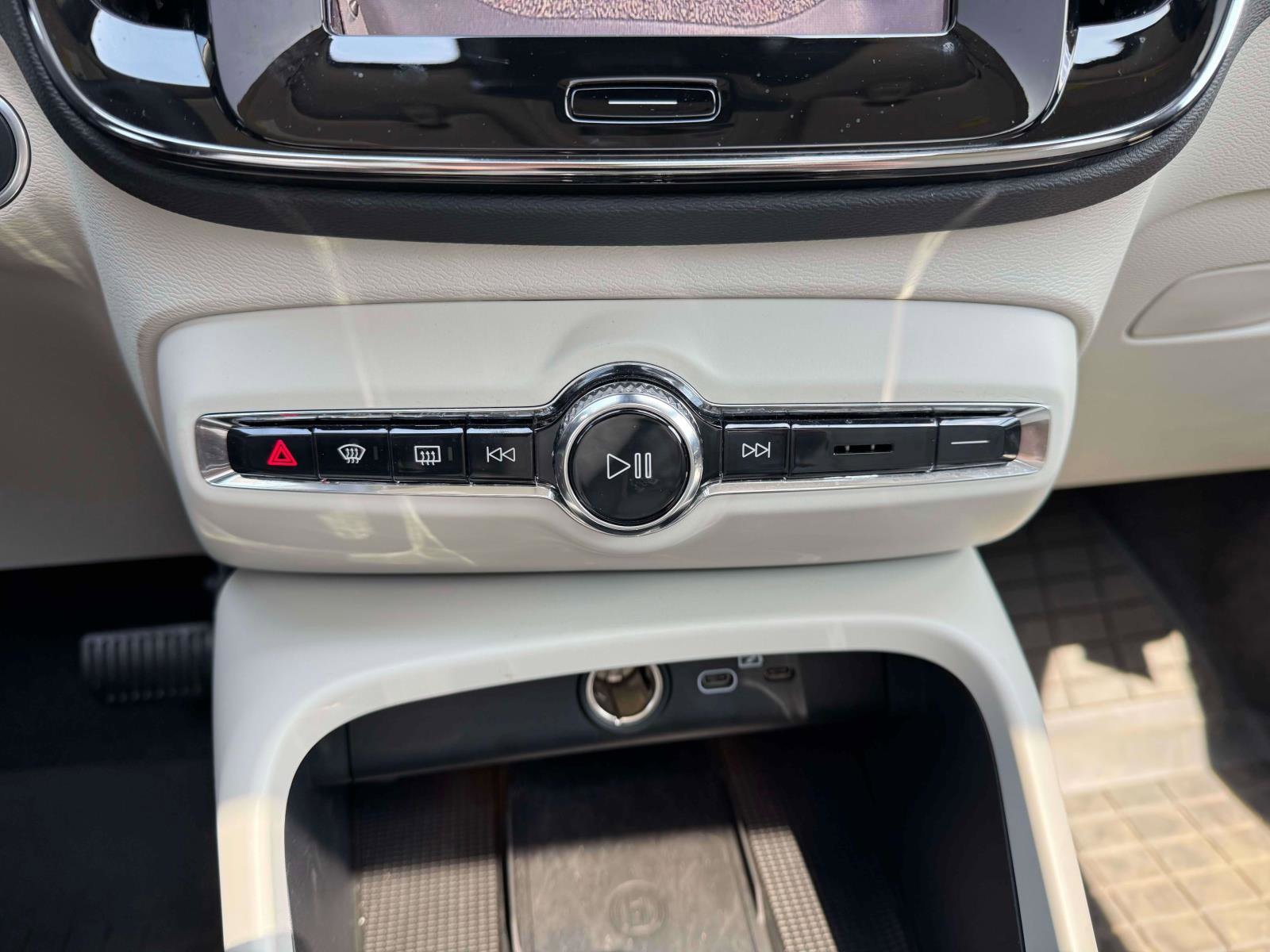 2026 Volvo XC40 Plus - Photo 30