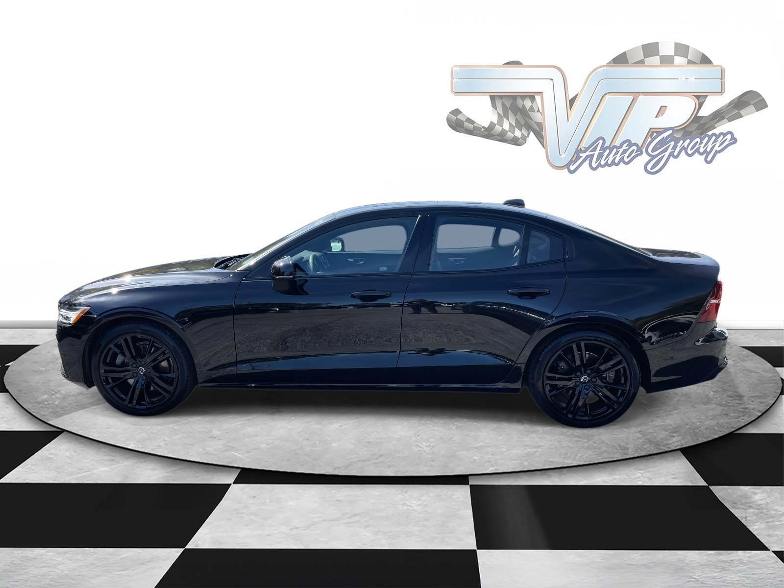 2023 Volvo S60 B5 AWD Plus Black Edition photo 4