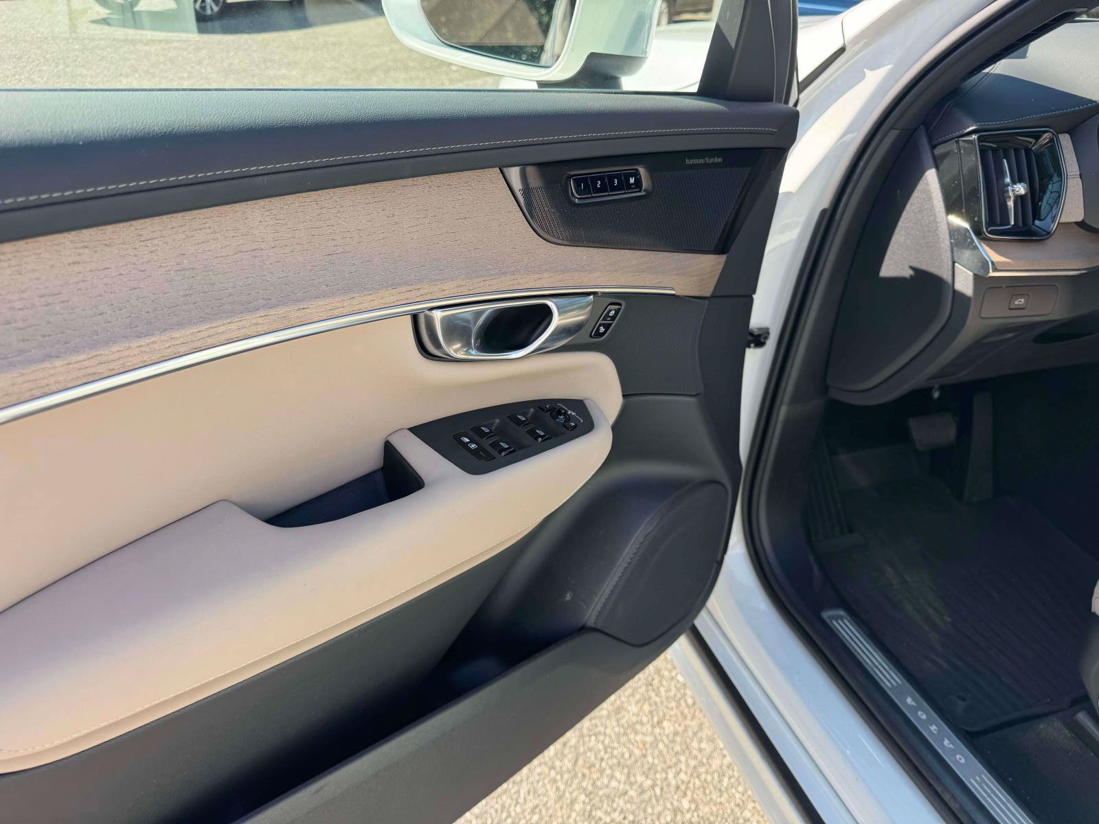 2026 Volvo XC90 Plus - Photo 16