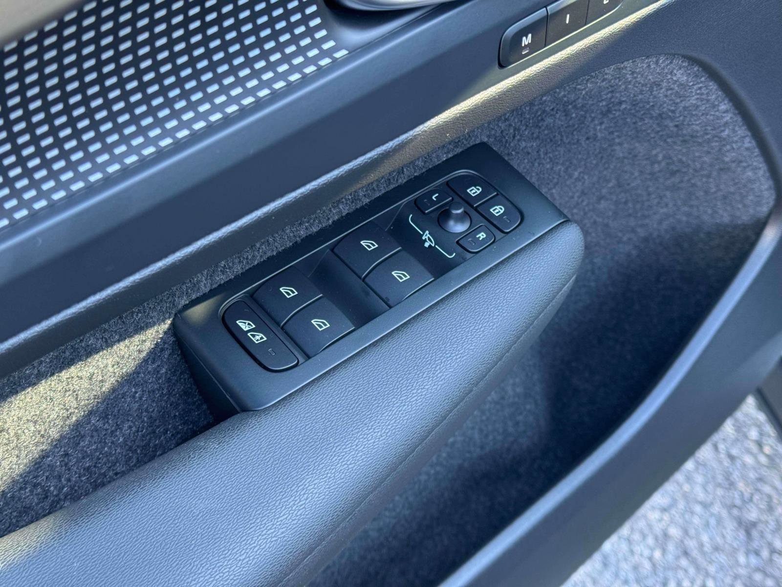 2026 Volvo XC40 Ultra Black Edition - Photo 17