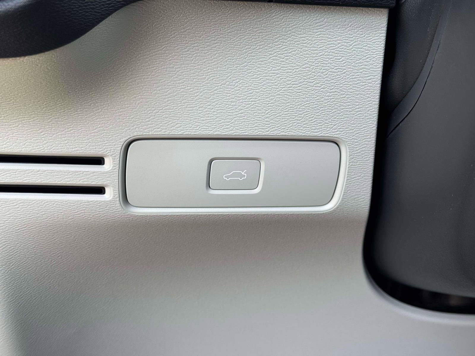 2026 Volvo XC40 Plus - Photo 20
