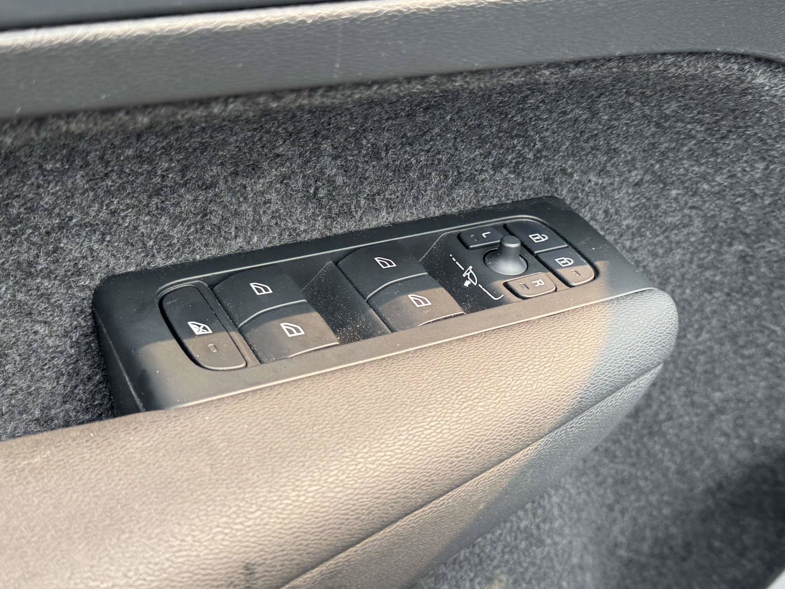 2026 Volvo XC40 Plus - Photo 16