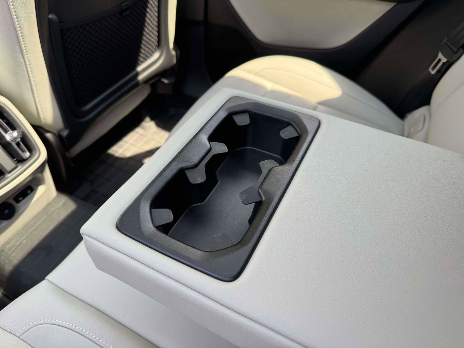 2026 Volvo XC40 Plus - Photo 13
