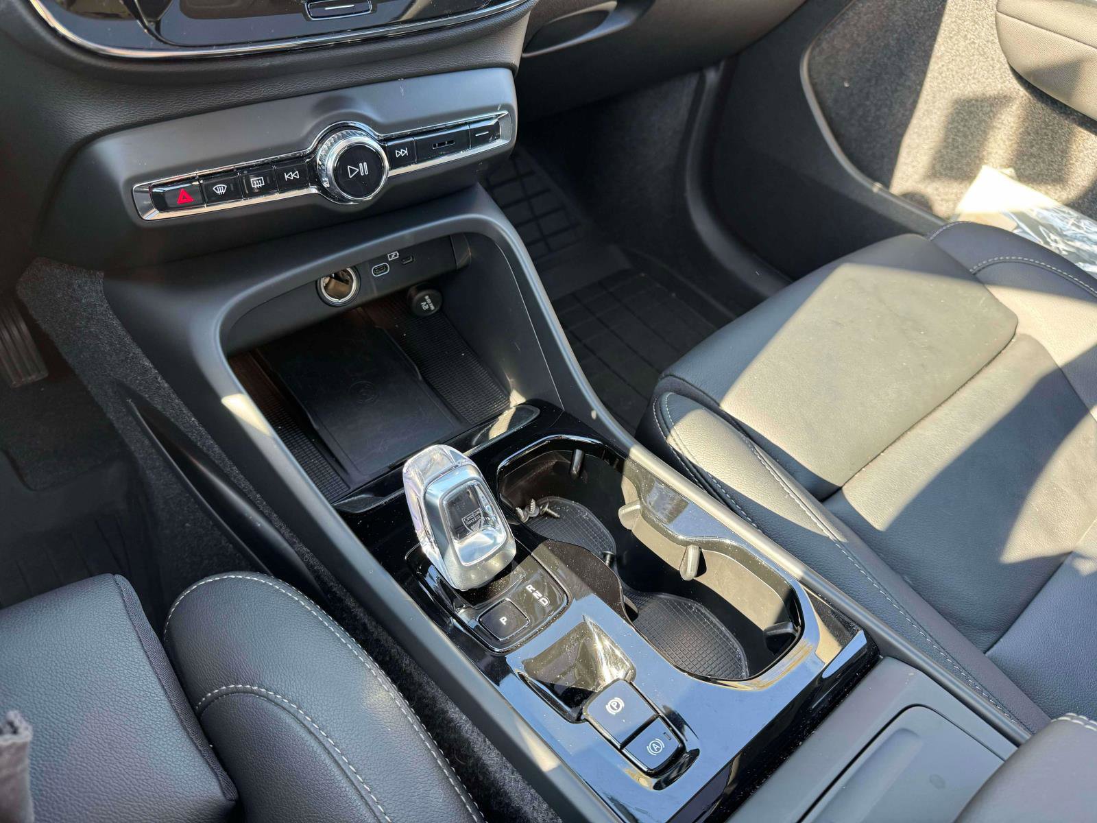 2026 Volvo XC40 Plus - Photo 31