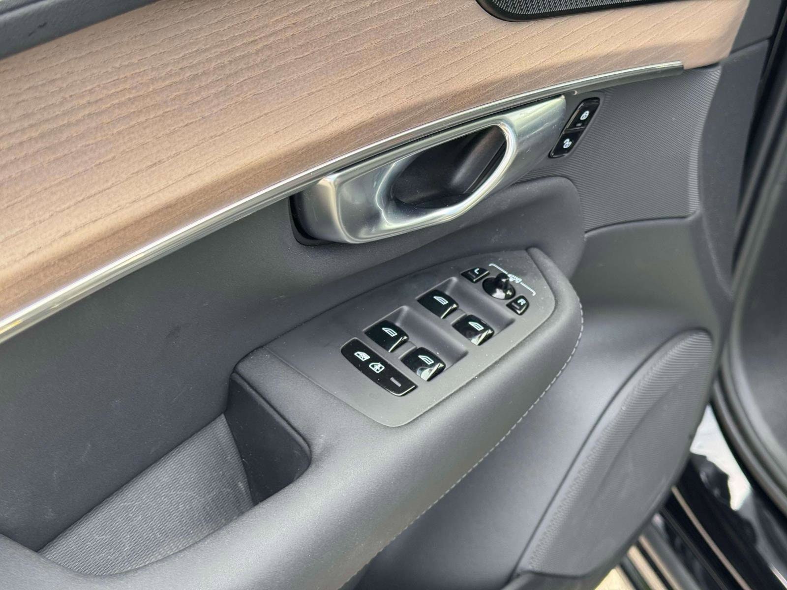 2026 Volvo XC90 Plus - Photo 17
