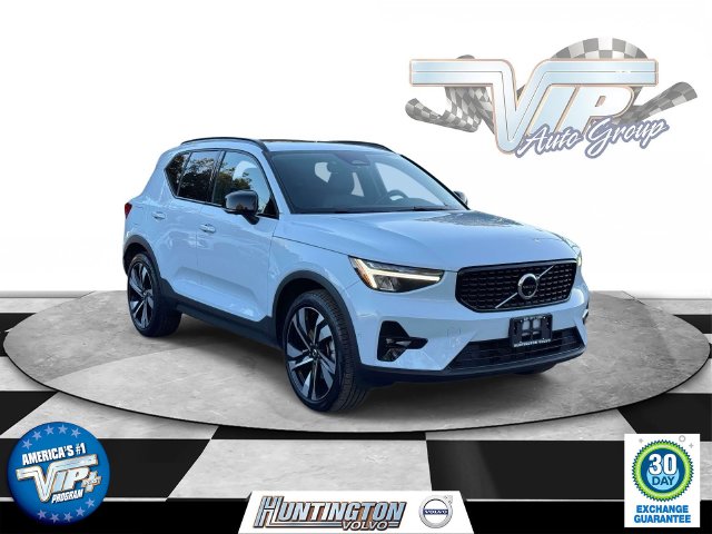 2024 Volvo XC40 B5 Plus Dark Theme SUV