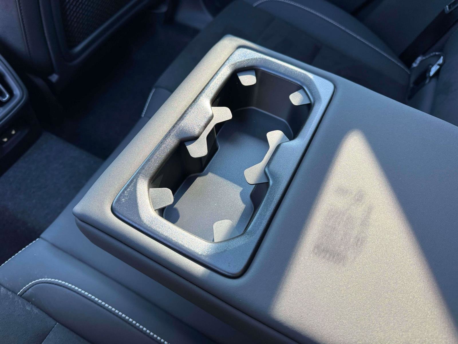 2026 Volvo XC40 Ultra Black Edition - Photo 13