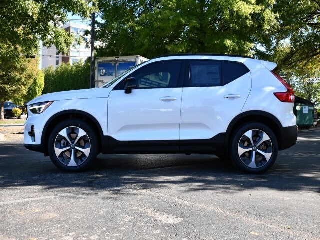 2026 Volvo XC40 Plus photo 4