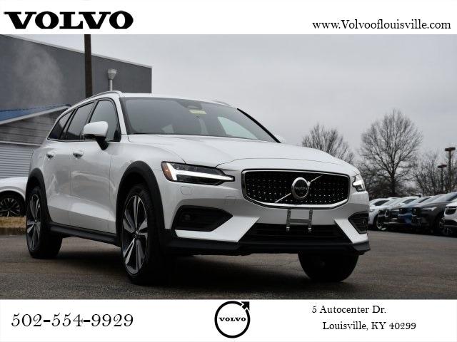 2025 Volvo V60 Cross Country Plus's photo